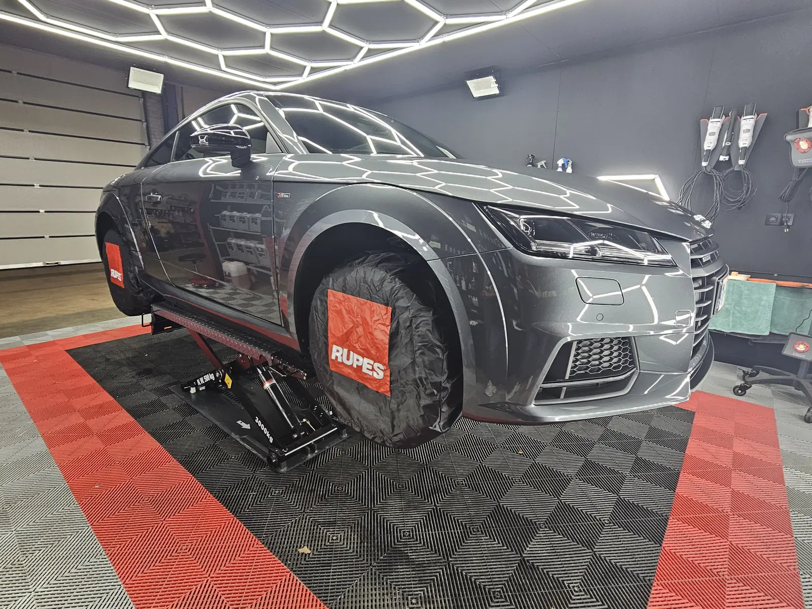 Atelier Detailing Centre à Manage avec éclairage professionnel