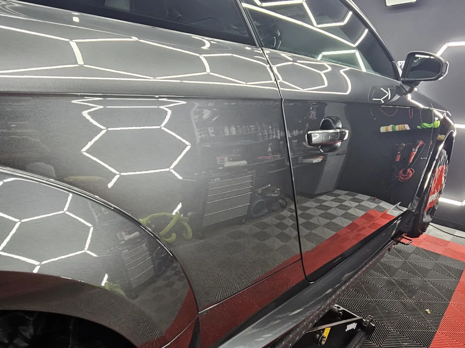 Contrôle de correction de peinture sur une Jaguar