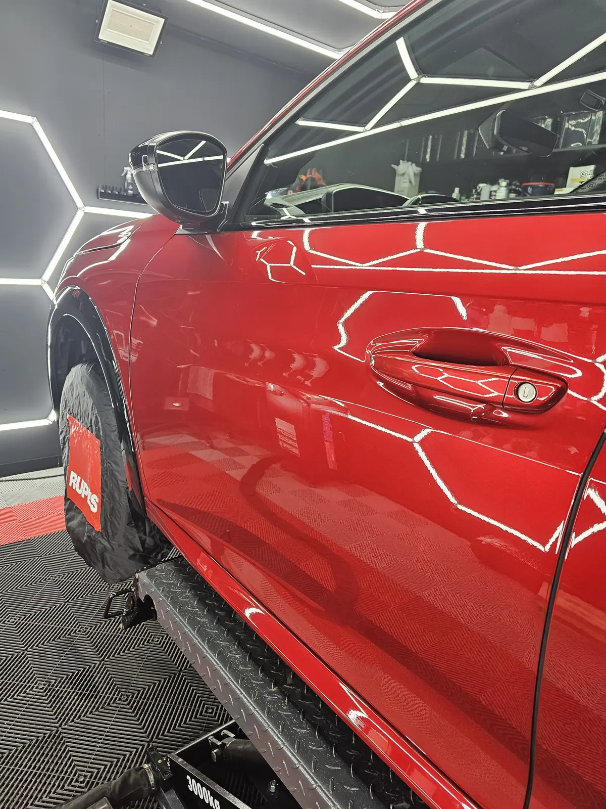 Contrôle rapproché de la peinture d’un SUV rouge