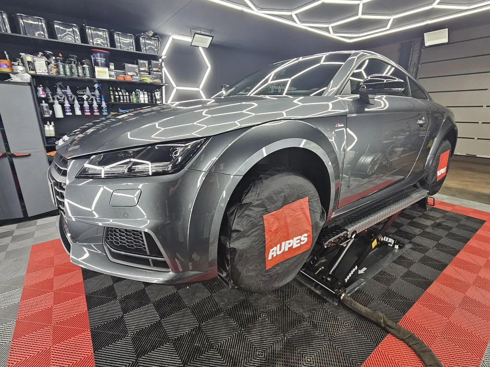 Vue latérale d’une Jaguar en préparation detailing