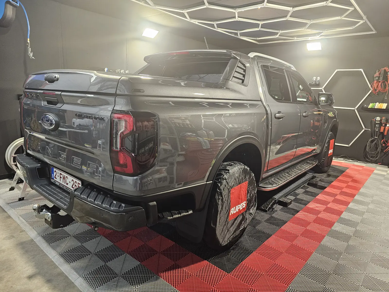 Pick-up en cours de préparation automobile à Manage