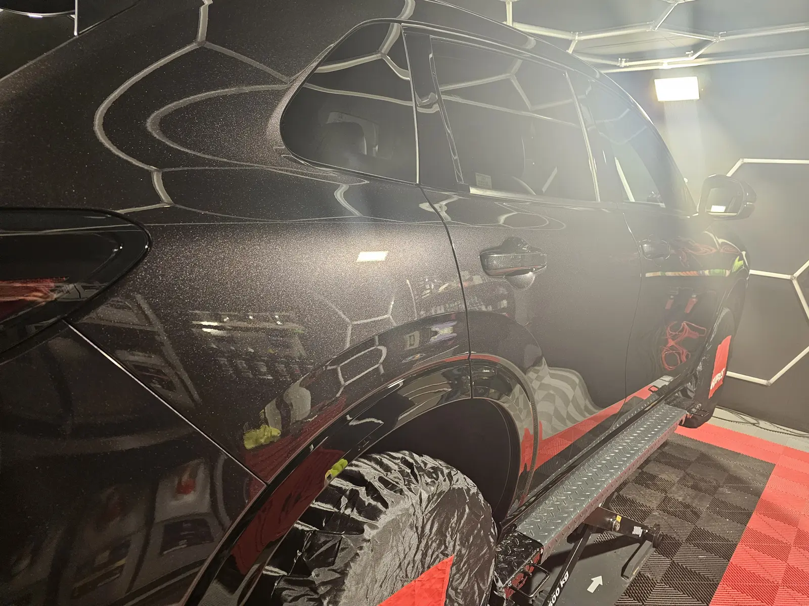 Pick-up noir pendant une prestation de detailing