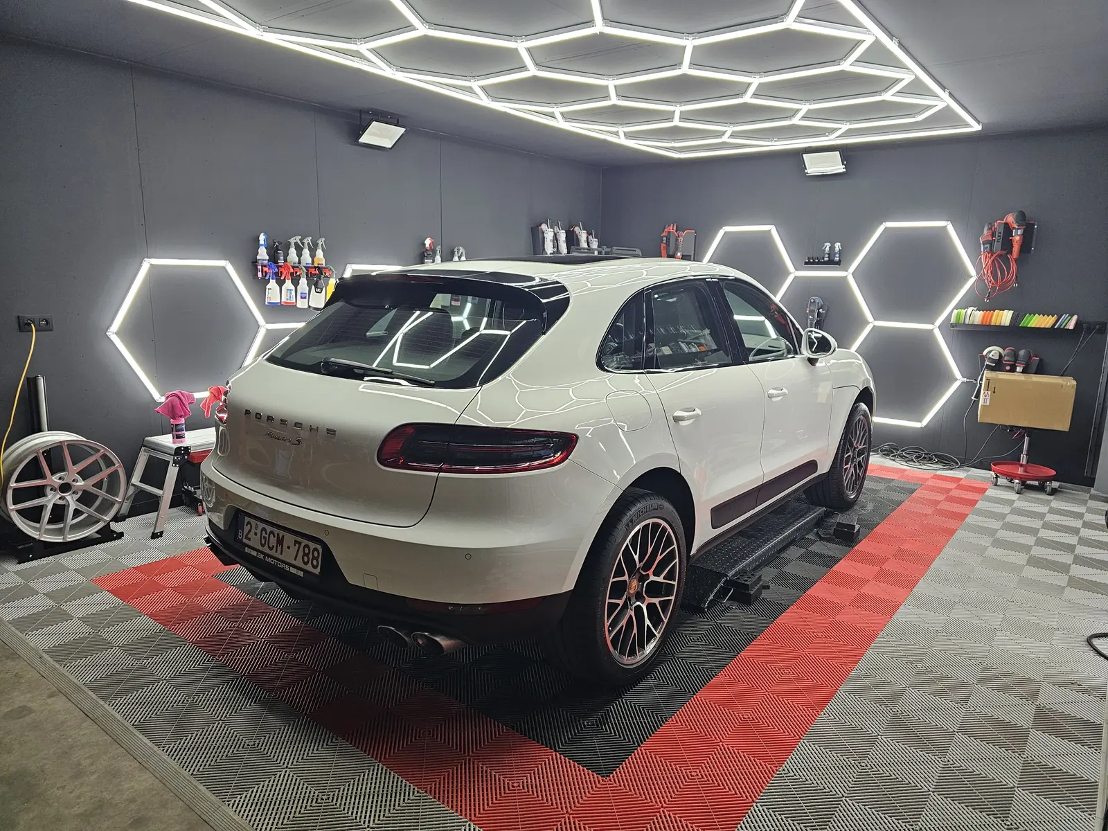 Porsche blanche en préparation detailing à Manage