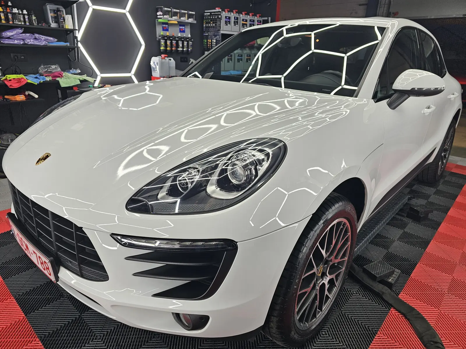 Face avant d’une Porsche après préparation esthétique