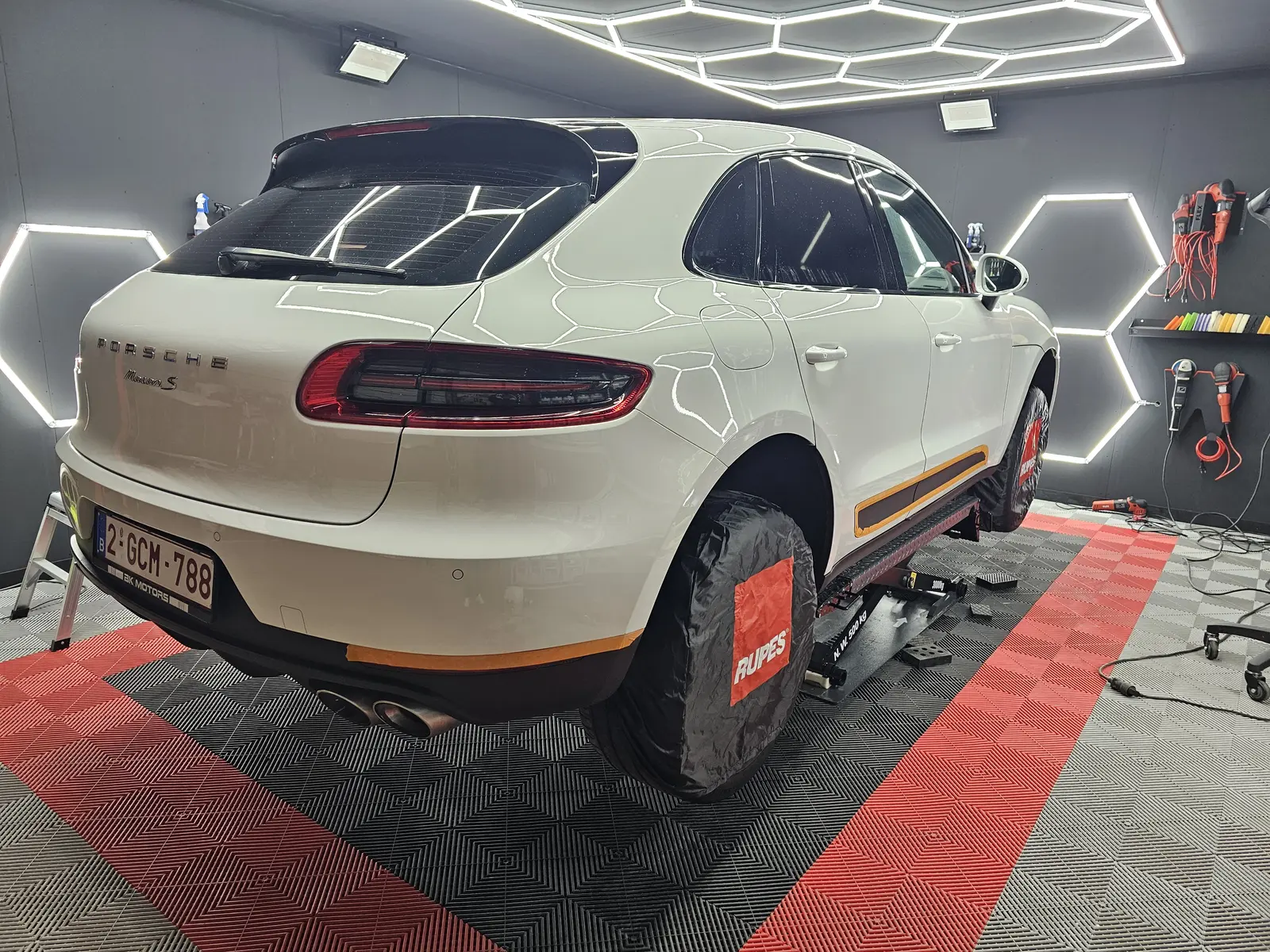 Porsche Macan blanche dans l’atelier Detailing Centre