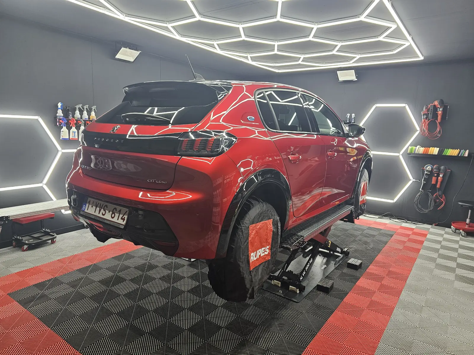 SUV rouge installé dans le centre de detailing