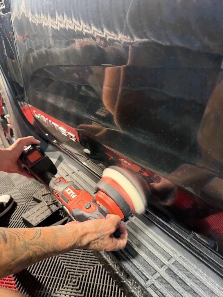 Polissage d’un panneau de carrosserie noir avec une polisseuse FLEX — formation Belgium Detailing Academy à Manage