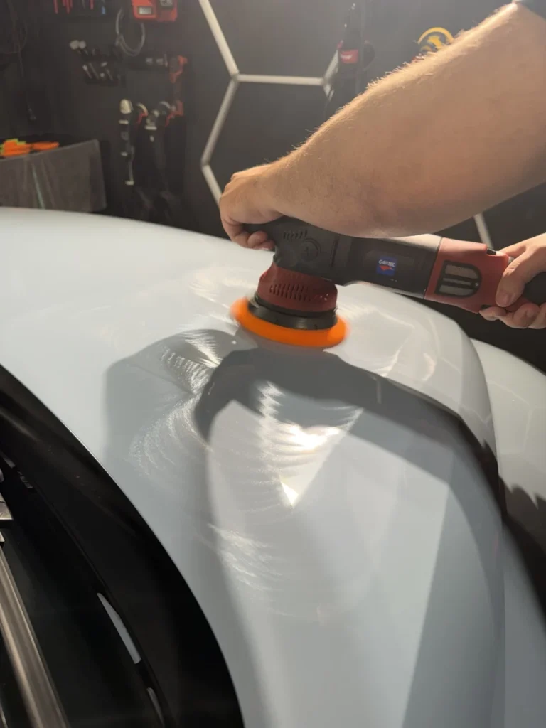 Polissage d’un capot gris avec une polisseuse orbitale Cartec — formation Belgium Detailing Academy à Manage
