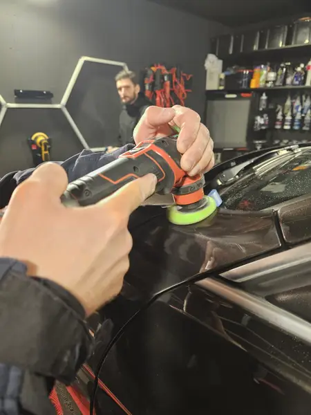 Travail avec mini-polisseuse sur une carrosserie BMW