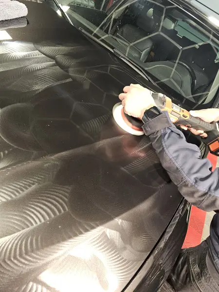 Travail avec mini-polisseuse sur une carrosserie BMW