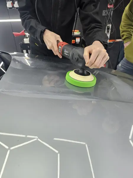 Participant en formation au polissage d’une carrosserie