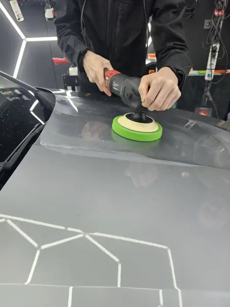 Participant en formation au polissage d’une carrosserie