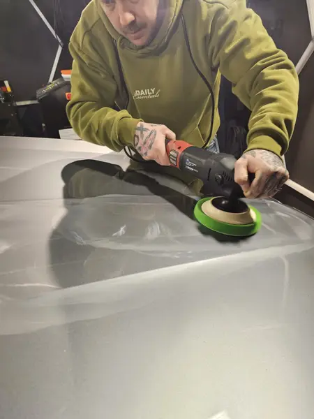 Participant en formation au polissage d’une carrosserie