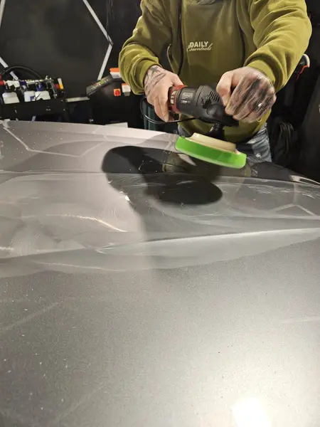 Participant en formation au polissage d’une carrosserie