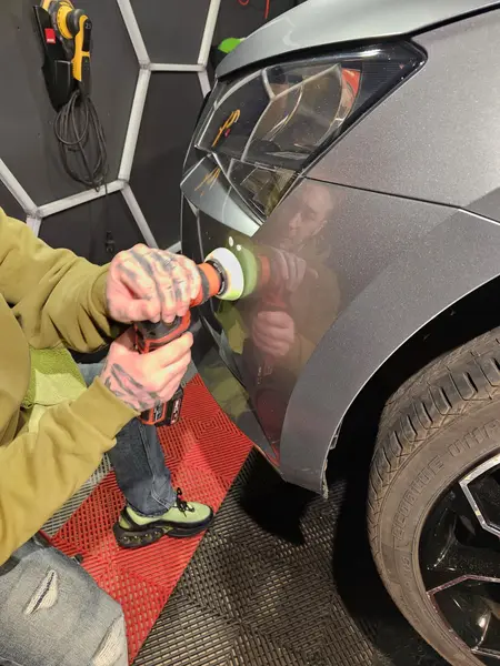 Participant en formation au polissage d’une carrosserie