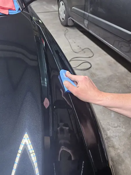 Essuyage d’un montant de carrosserie à la microfibre — Belgium Detailing Academy, formation automobile à Manage