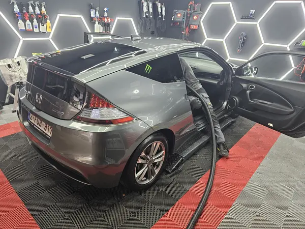 Berline grise installée dans l’atelier, portes ouvertes — Belgium Detailing Academy, formation automobile à Manage