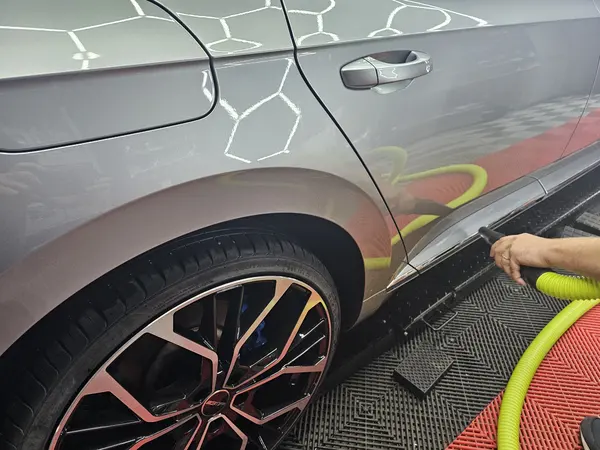 Nettoyage du bas de caisse d’une berline grise — Belgium Detailing Academy, formation automobile à Manage