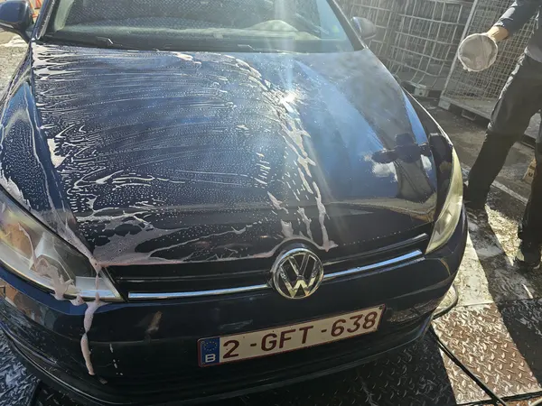Prélavage d’une Volkswagen bleue à la mousse — Belgium Detailing Academy, formation automobile à Manage