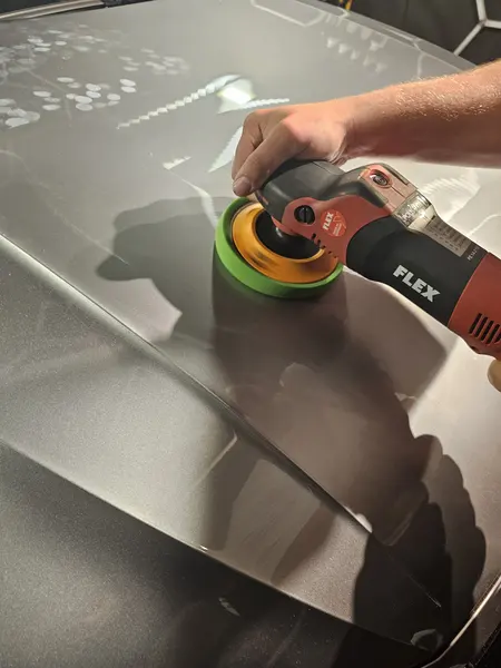 Polissage d’un capot gris à la machine — Belgium Detailing Academy, formation automobile à Manage
