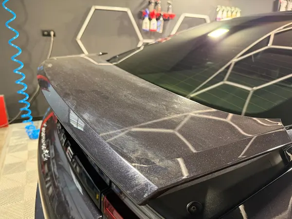 Capot gris sous l’éclairage de contrôle — Belgium Detailing Academy, formation automobile à Manage