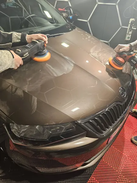 Deux personnes travaillent au polissage d’un capot — Belgium Detailing Academy, formation automobile à Manage