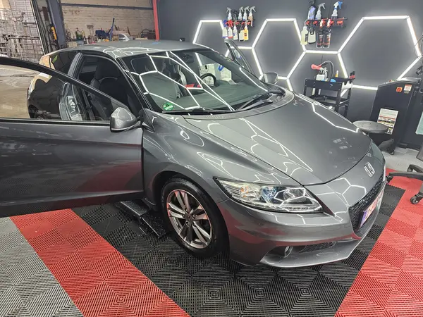 Vue avant d’une berline grise dans l’atelier — Belgium Detailing Academy, formation automobile à Manage