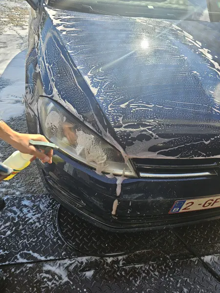 Lavage d’une Volkswagen bleue au nettoyeur haute pression — Belgium Detailing Academy, formation automobile à Manage