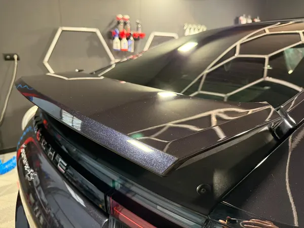 Finition du capot d’une berline grise — Belgium Detailing Academy, formation automobile à Manage