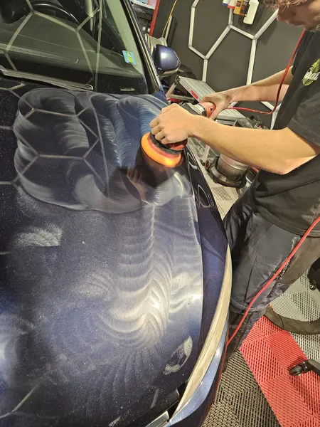 Travail à la polisseuse sur un capot bleu — Belgium Detailing Academy, formation automobile à Manage