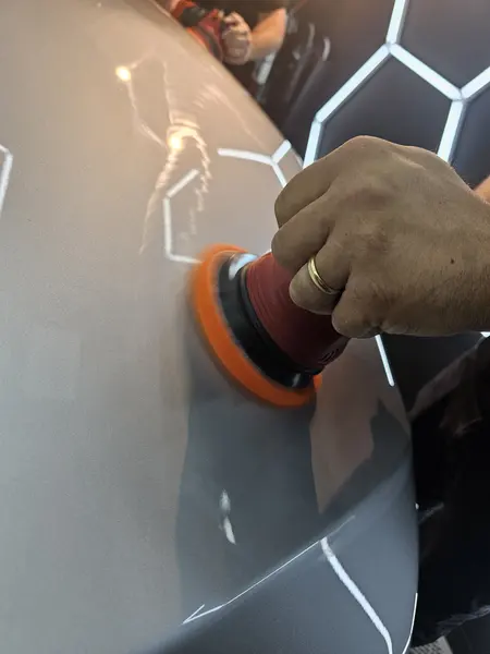 Polissage d’un panneau de carrosserie clair — Belgium Detailing Academy, formation automobile à Manage