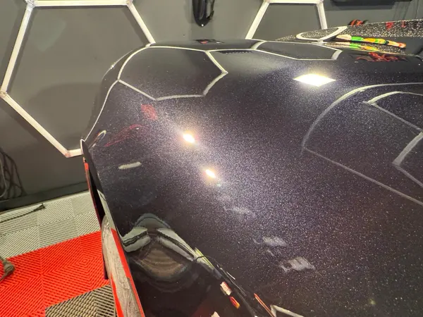 Inspection des micro-rayures d’un capot sous éclairage — Belgium Detailing Academy, formation automobile à Manage