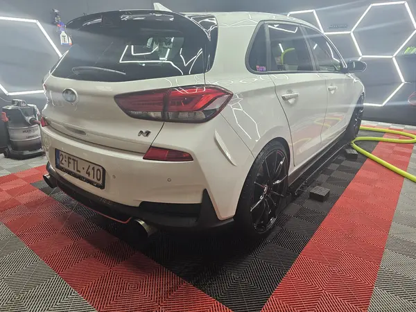 SUV blanc installé dans l’atelier — Belgium Detailing Academy, formation automobile à Manage