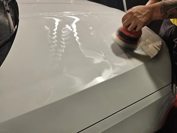 Polissage du capot d’un véhicule blanc — Belgium Detailing Academy, formation automobile à Manage