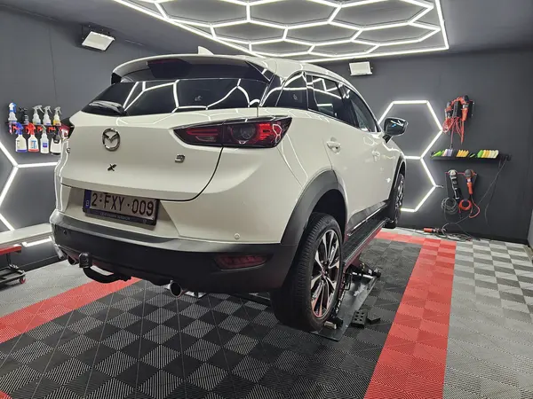 Vue arrière d’un SUV blanc dans l’atelier — Belgium Detailing Academy, formation automobile à Manage