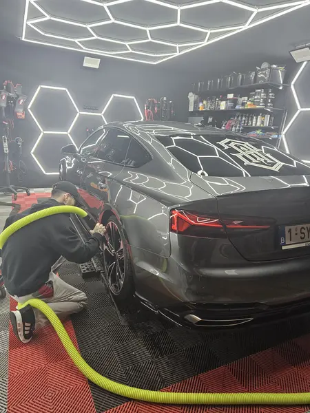 Nettoyage autour d’une berline grise — Belgium Detailing Academy, formation automobile à Manage