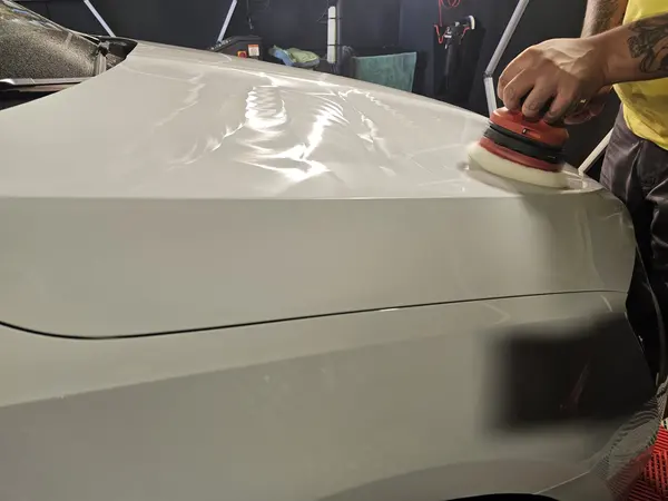 Travail de finition sur une carrosserie blanche — Belgium Detailing Academy, formation automobile à Manage