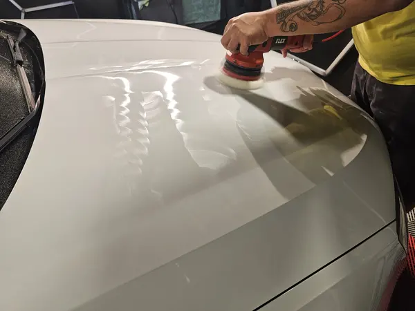 Polissage du capot d’un SUV blanc — Belgium Detailing Academy, formation automobile à Manage