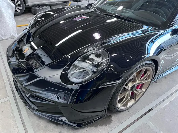 Porsche noire et reflets sur le capot — Belgium Detailing Academy, formation automobile à Manage