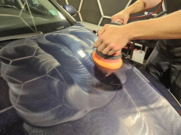 Déplacement de la polisseuse sur un capot bleu — Belgium Detailing Academy, formation automobile à Manage