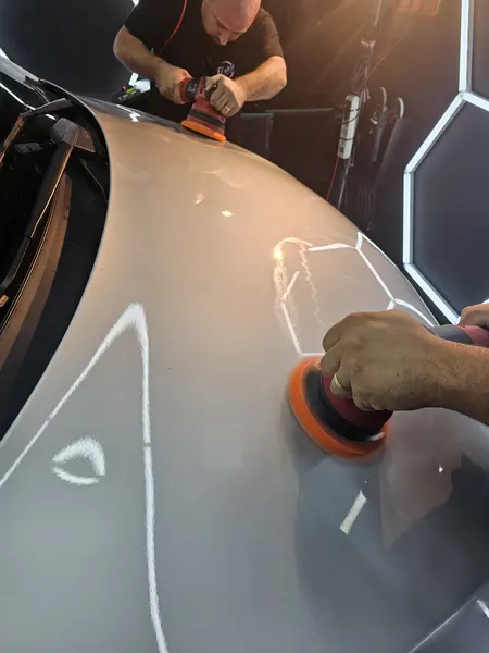 Polissage à la machine sur un panneau clair — Belgium Detailing Academy, formation automobile à Manage