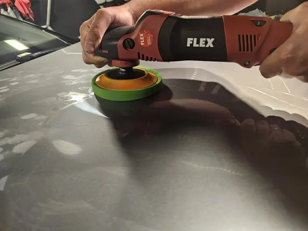 Correction de peinture sur un capot gris — Belgium Detailing Academy, formation automobile à Manage
