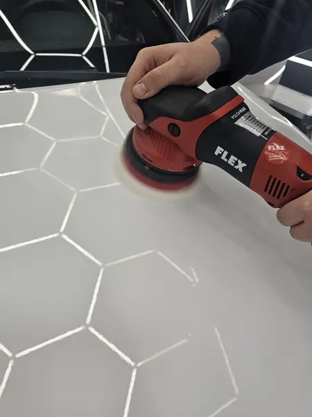 Polissage à la machine sur le capot d’un véhicule blanc — Belgium Detailing Academy, formation automobile à Manage