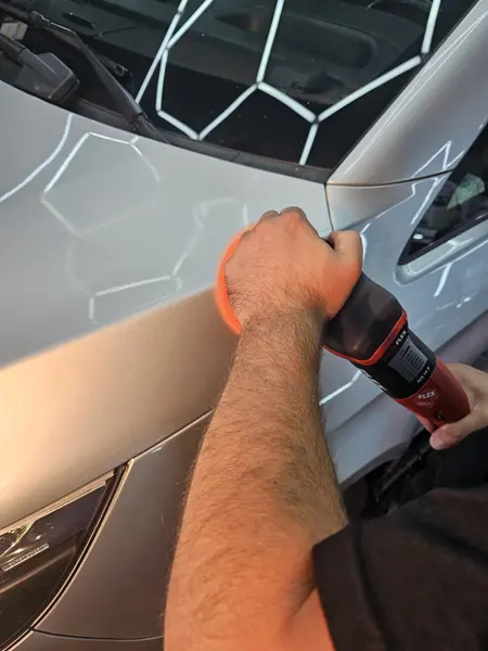 Polissage d’une porte de véhicule blanc — Belgium Detailing Academy, formation automobile à Manage