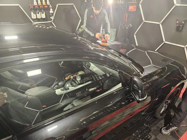 Capot moteur ouvert dans l’atelier — Belgium Detailing Academy, formation automobile à Manage