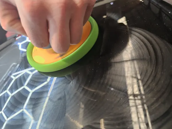 Tampon de polissage vert au travail sur un capot — Belgium Detailing Academy, formation automobile à Manage