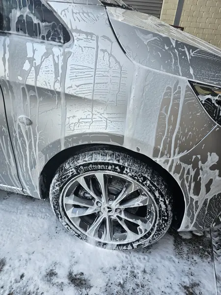 Prélavage à la mousse d’un utilitaire gris — Belgium Detailing Academy, formation automobile à Manage