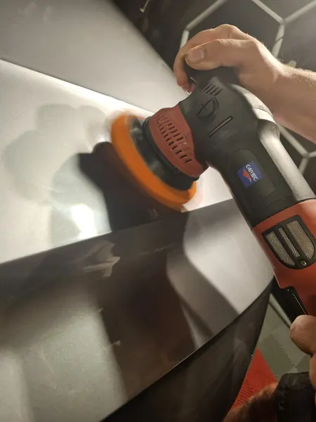 Polissage d’un panneau de carrosserie blanc — Belgium Detailing Academy, formation automobile à Manage