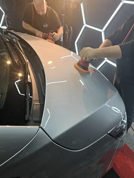 Polissage du capot d’un véhicule gris clair — Belgium Detailing Academy, formation automobile à Manage
