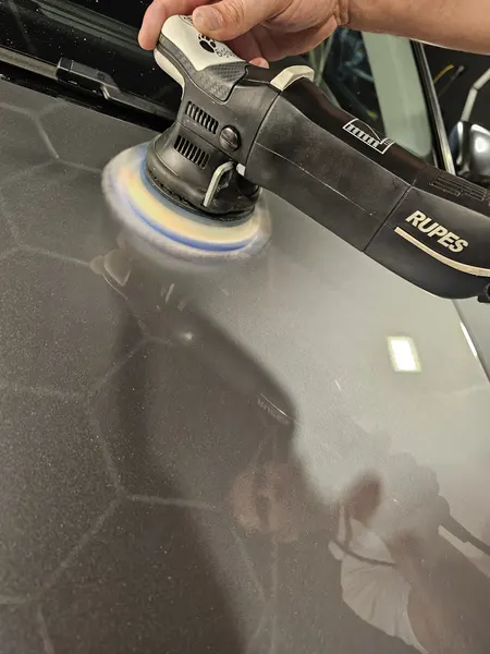 Polissage orbital d’un capot gris — Belgium Detailing Academy, formation automobile à Manage